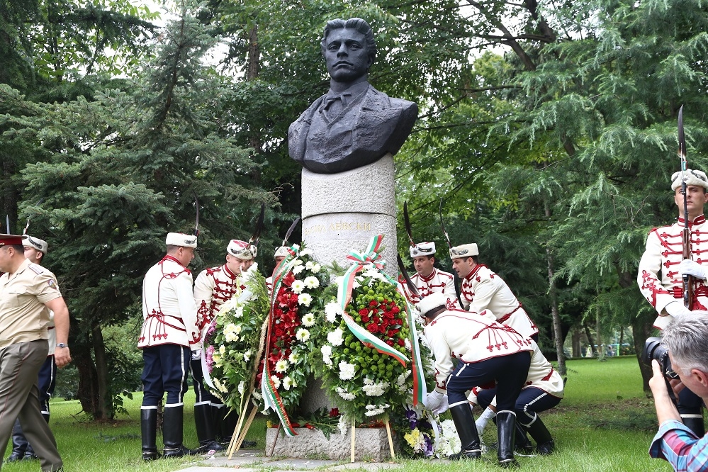 Фоторепортаж в БЛИЦ! София почете 180-годишнината от рождението на Васил Левски (СНИМКИ)