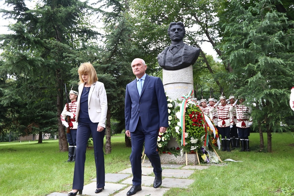Фоторепортаж в БЛИЦ! София почете 180-годишнината от рождението на Васил Левски (СНИМКИ)
