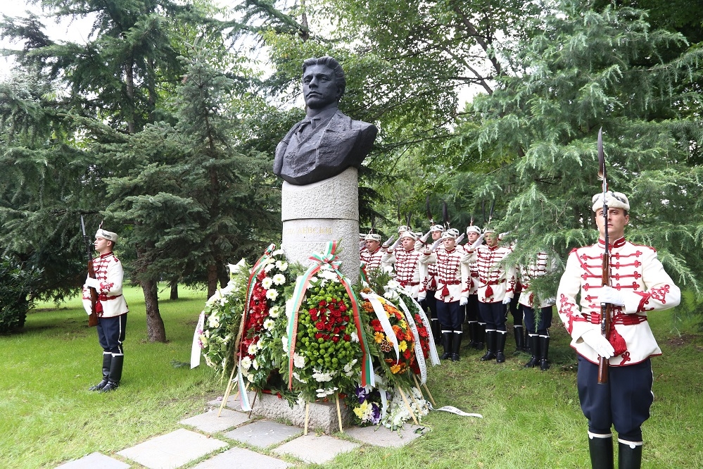 Фоторепортаж в БЛИЦ! София почете 180-годишнината от рождението на Васил Левски (СНИМКИ)
