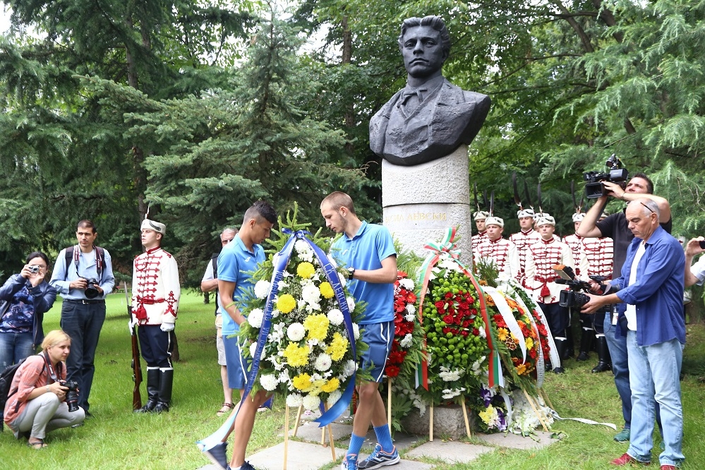 Фоторепортаж в БЛИЦ! София почете 180-годишнината от рождението на Васил Левски (СНИМКИ)