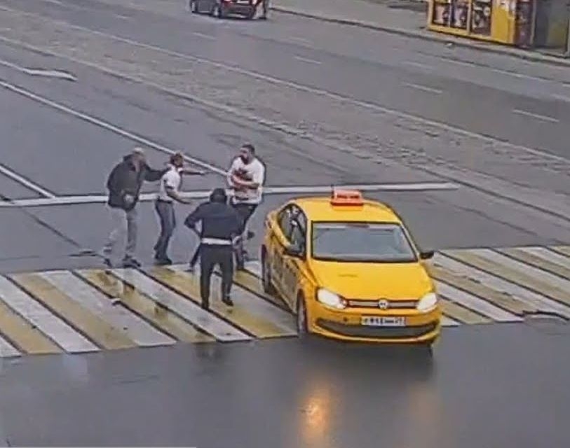Пътник в такси удари двама младежи до пешеходна пътека, но след това настана истинско меле (ВИДЕО 18+)