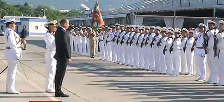 От последните минути: Военни моряци посрещнаха президента във Варна, качват го на "Дръзки", за да гледа огромен екшън! (СНИМКИ)
