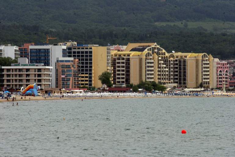 Пенсионери опъват чаршафите в морските хотели