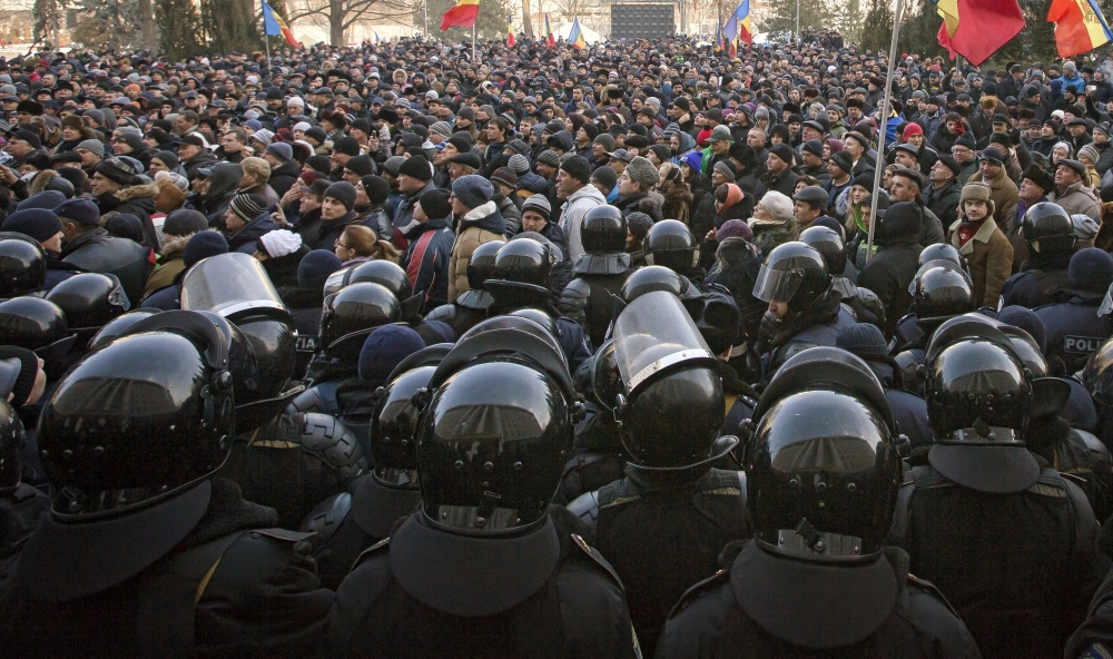 Сблъсъци между полицията и протестиращите пред парламента на Молдова