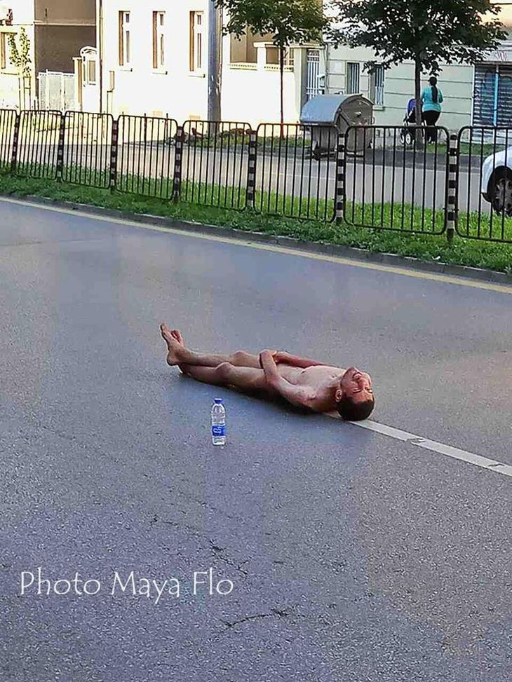 Първо в БЛИЦ! Софийските мъже откачиха, чисто гол се просна на възлов булевард (СНИМКИ 18+)
