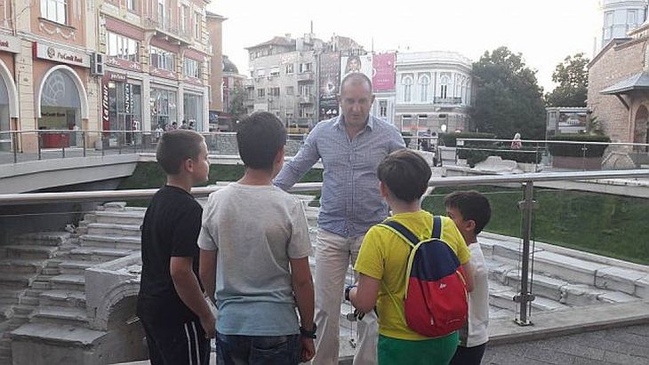 Трогателно! Президентът Радев се разходи инкогнито в Пловдив, малчугани обаче го забелязаха и... (СНИМКИ)