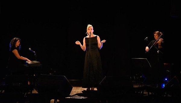 Певица умря на сцената пред ужасените си фенове, ударена от ток!