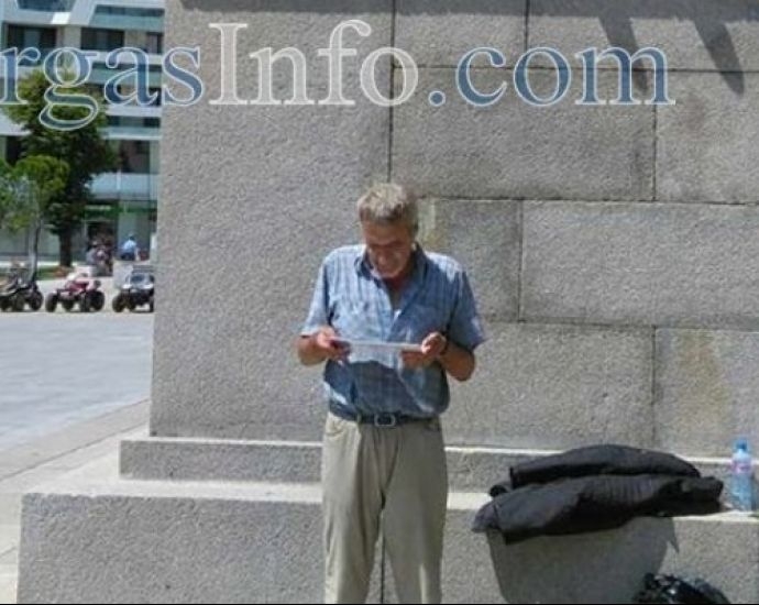 Този мъж изнася втрещяващ рецитал в центъра на Бургас: Аз съм убиецът на майка ми, замерете ме с камъни! (ВИДЕО)