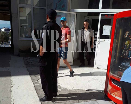 Окован с белезници на ръцете и краката арестант шашна благоевградското спешно (СНИМКИ)
