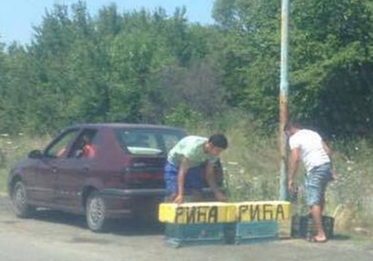 Далаверки! Роми разпънаха сергия с вмирисана риба край Атия (СНИМКИ)