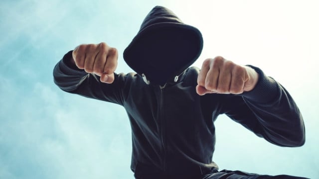 Ново зверство с младеж, този път в Хасково! Трима пребиха един заради обиди във Фейсбук