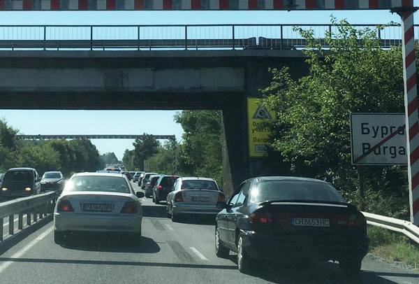 Зверска тапа към Южното Черноморие заради тежка катастрофа (СНИМКИ)
