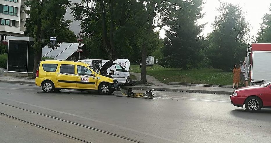 Първи СНИМКИ от жестоката катастрофа на бул. "Черни връх" в столицата   