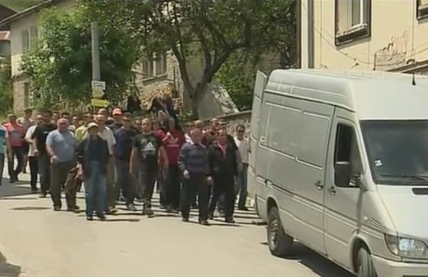 Трагедията е пълна! Цял Триград се събра на площада и със сълзи на очи изпрати в последния му път 16-годишния Кристиян (ВИДЕО)