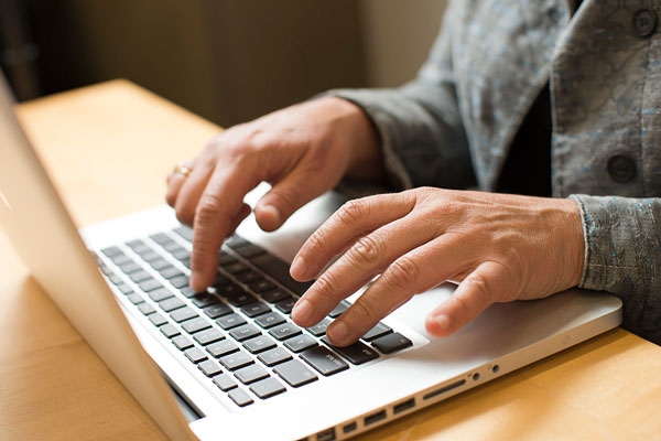 Тези 4 сериозни грешки допускаме често онлайн