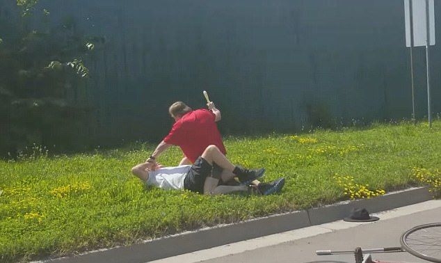 Шокираща агресия: Развилнял се шофьор преби брутално и окървави колоездач (СНИМКИ/ВИДЕО 18+)