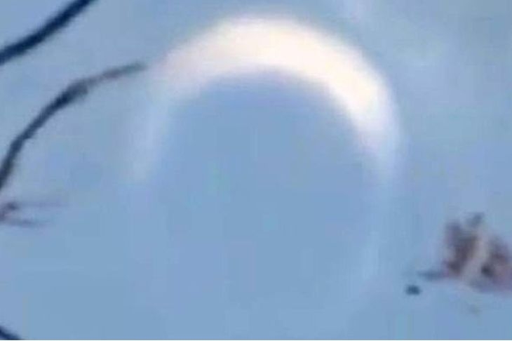 Мистериозно ВИДЕО показва НЛО с формата на Луната в небето