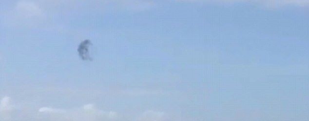 Мистериозен момент! Морфиращо НЛО бе видяно да левитира над Магистрала (СНИМКИ/ВИДЕО)