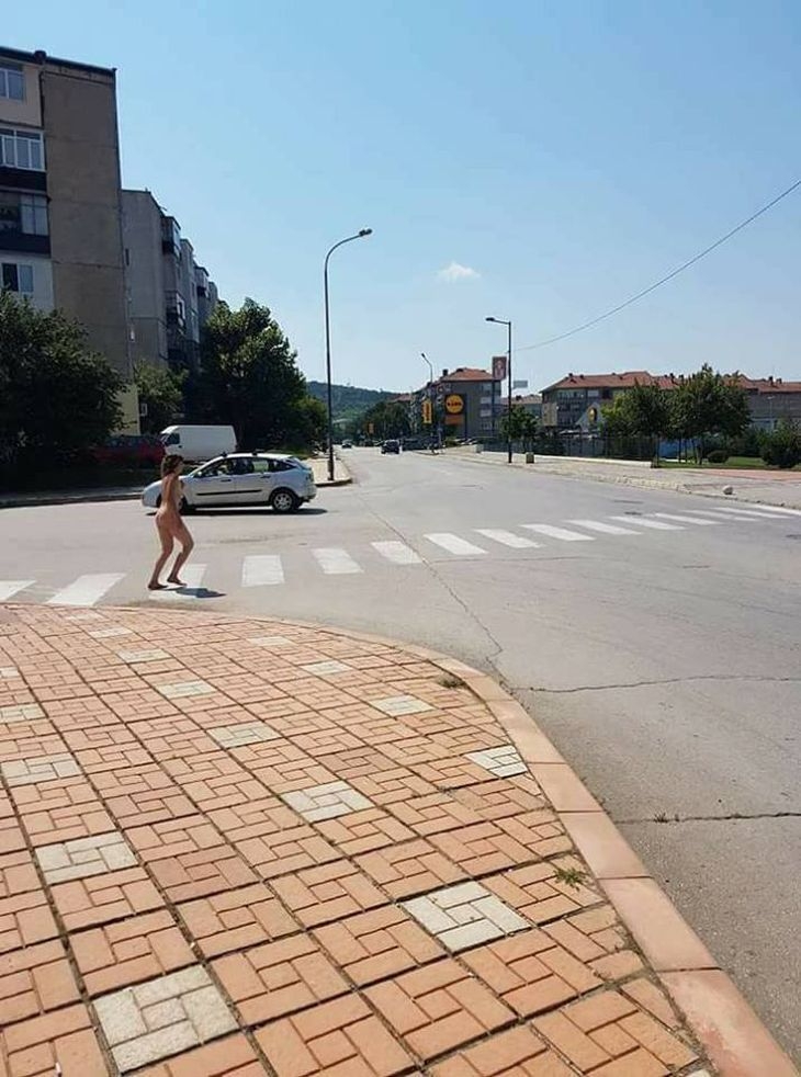 Ексклузивно в БЛИЦ! След епидемията от голи мъже в страната жена без дрехи снове из улиците в Горна Оряховица (СНИМКА 18+)