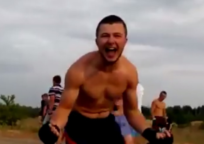 Уникално ВИДЕО (18+) Страшен бой между две банди в Русия, скачат си върху главите, бият се до смърт