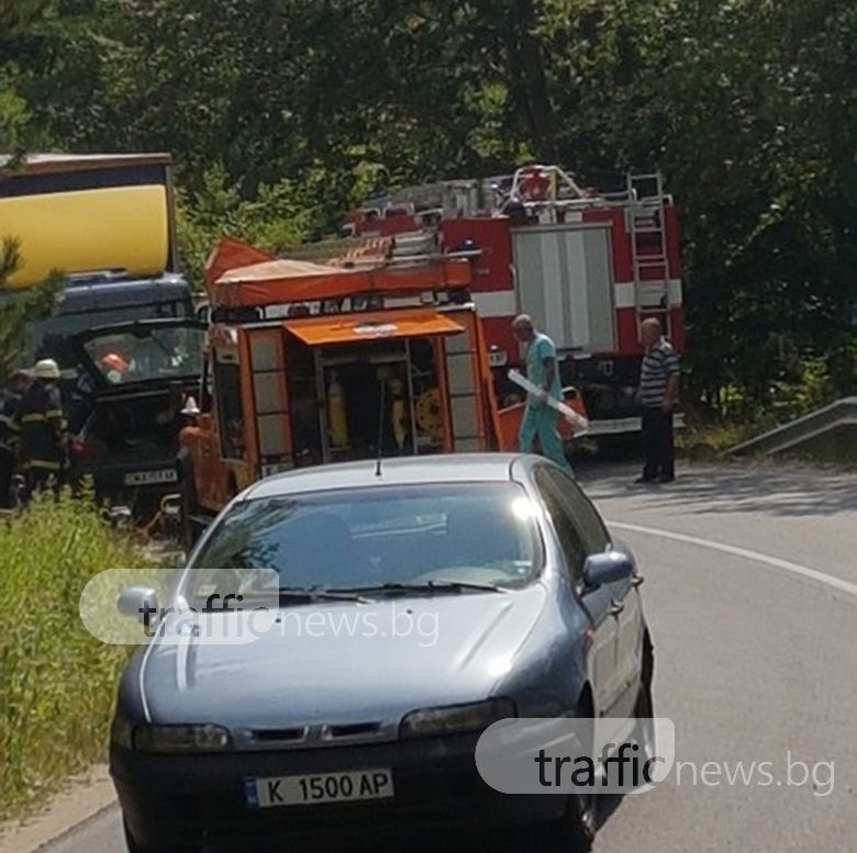 Кола и камион се удариха край Асеновград, пожарникари режат ламарини, за да извадят човек (СНИМКИ)