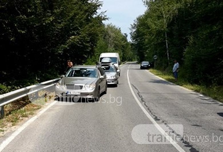 Кола и камион се удариха край Асеновград, пожарникари режат ламарини, за да извадят човек (СНИМКИ)
