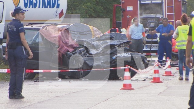Първи СНИМКИ (18+) от кървавото меле край Костинброд, завършило с три трупа на пътя!