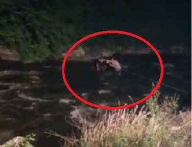 Ексклузивно ВИДЕО в БЛИЦ с подвига на безстрашния пожарникар, който спаси 10 деца тази нощ край с. Варвара