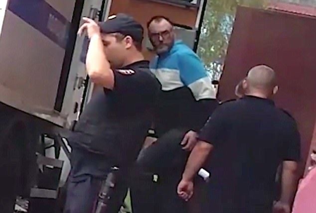 Полицаи държаха за секс робиня руска красавица и бизнес дама 10 седмици, но единият от тях се влюби и тя избяга (СНИМКИ)