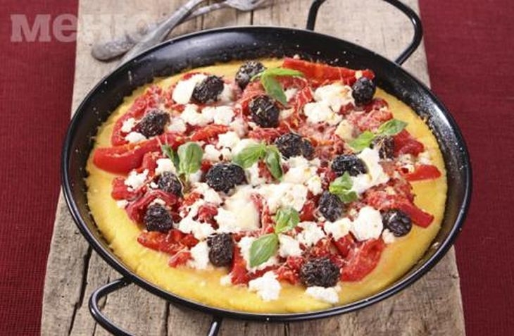 Вкусно удоволствие за небцето! Опитайте тази фюжън рецепта за царевична пица с маслини, сирене и печени чушки