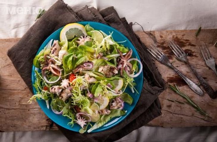 Здравословна вкусотия за лятото! Опитайте тази средиземноморска салата с морски дарове
