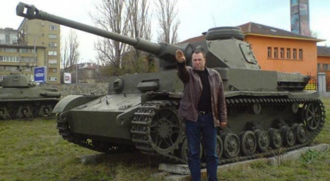 Гореща новина за служителя на МО с нацисткия поздрав!