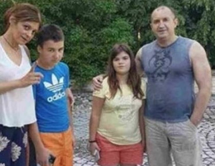 Президентът Радев предизвика фурор с босоногата си СНИМКА, но ето какво остана извън кадър (ВИДЕО)
