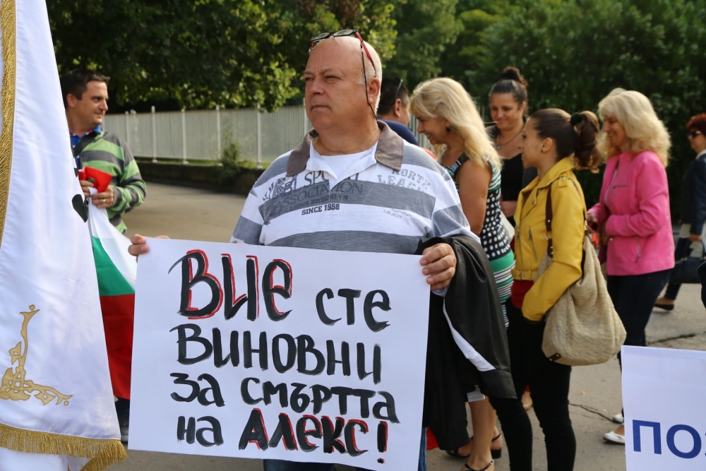 Фоторепортаж в БЛИЦ! Вие сте виновни! Столичани на протест пред парламента срещу ромските безчинства (СНИМКИ)