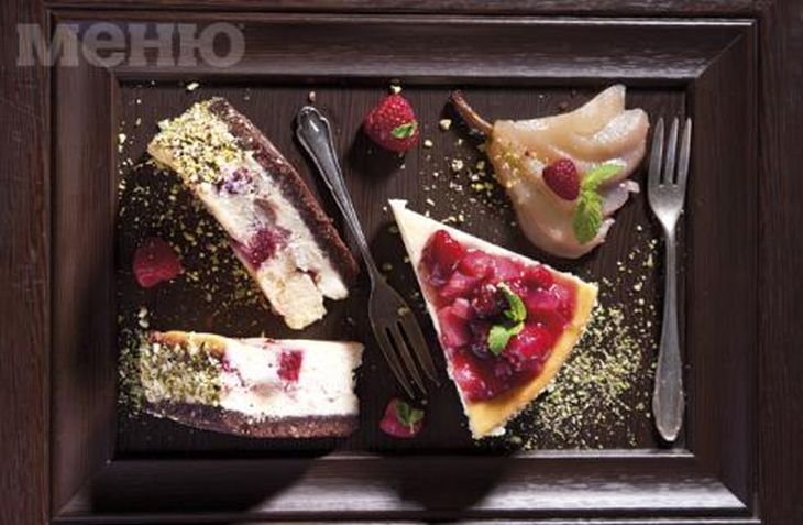 Този чийзкейк с круши и малини непрестанно изненадва небцето с вкуса си!