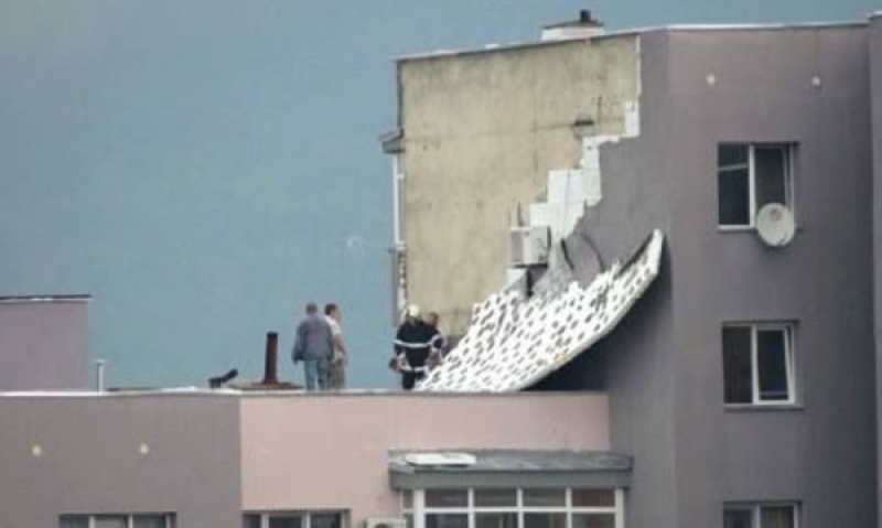 Бурята съблече фасада, саниран блок остана по... панел