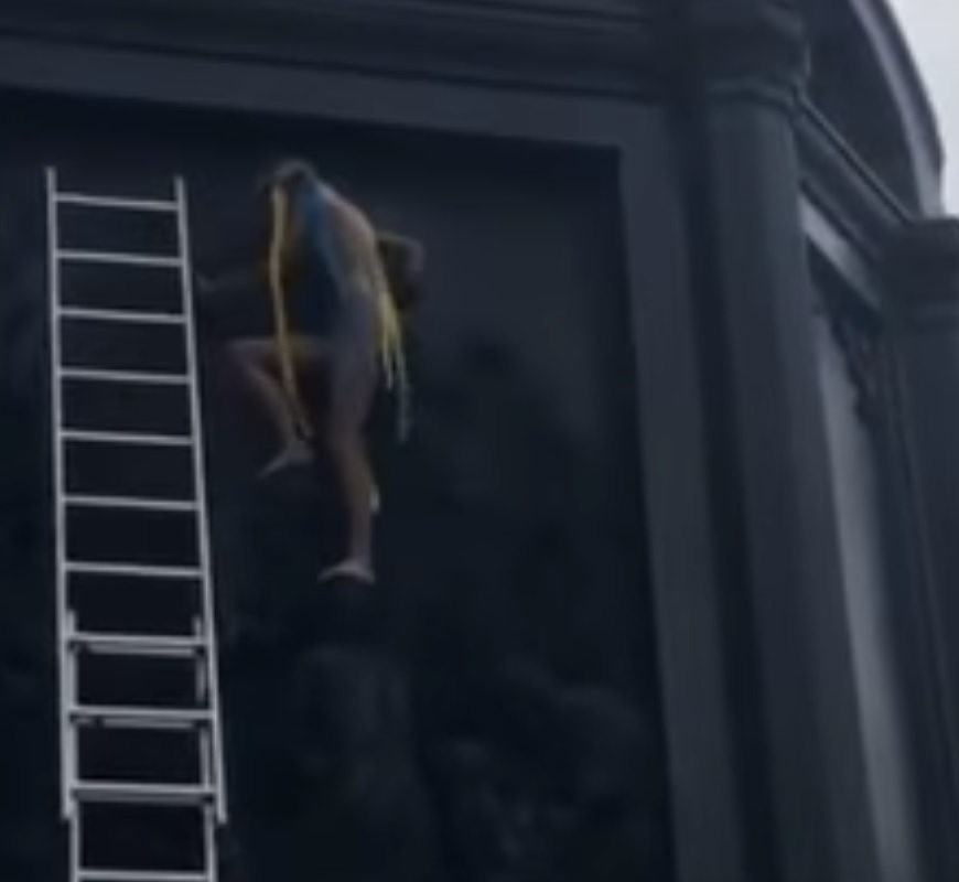 Гола активистка изкатери паметник с надпис "Putin Kills", прилоша ѝ и за малко не се преби (ВИДЕО 18+)
