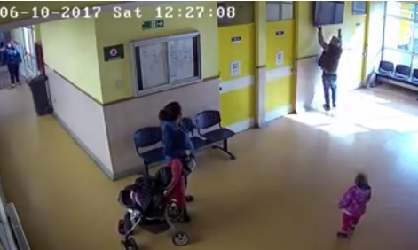 Само в БЛИЦ! Това ВИДЕО разби Фейсбук: Ето как циганин открадна телевизор посред бял ден за пет минути