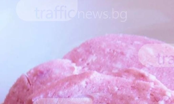 Пловдивчанин си купи салам, но когато отряза парче от него и го захапа... (СНИМКИ)