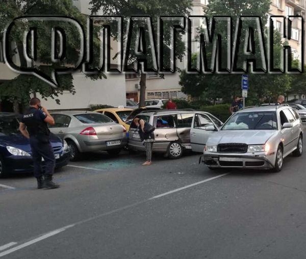 Меле в Бургас: Две комбита се помляха, нацелиха и спряло такси (СНИМКИ)