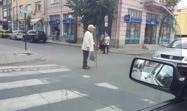 Дядо направи шофьорите в Кюстендил луди: Отваря вратите по светофарите и се вмъква до водачите (СНИМКА)