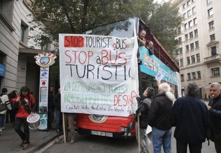 Ужас в Барселона! Маскирани млади марксисти нападнаха туристически автобус (СНИМКИ)