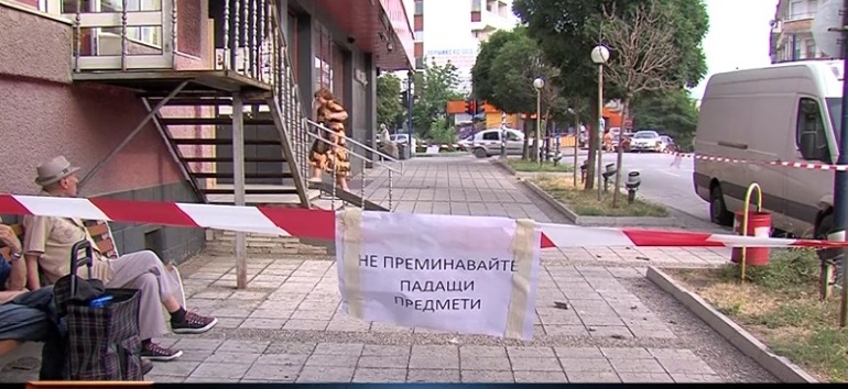 Опасен блок застрашава живота на стотици пазарджиклии 