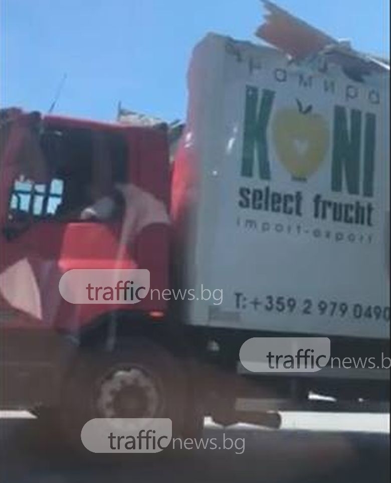 Шофьор на камион не успя да прецени възможностите си и попадна в бетонната клопка (СНИМКИ/ВИДЕО)