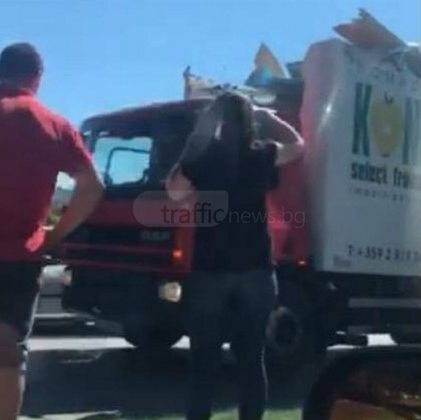 Шофьор на камион не успя да прецени възможностите си и попадна в бетонната клопка (СНИМКИ/ВИДЕО)