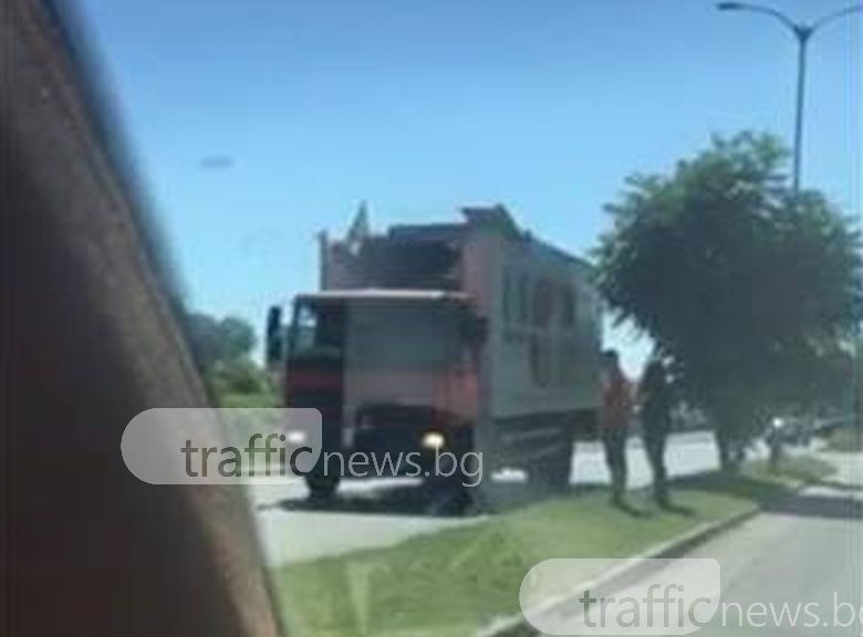 Шофьор на камион не успя да прецени възможностите си и попадна в бетонната клопка (СНИМКИ/ВИДЕО)
