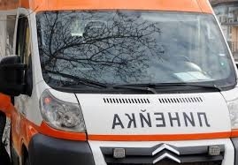 Сигнал до БЛИЦ! Ад в центъра на София: Дърво се сгромоляса върху човек 