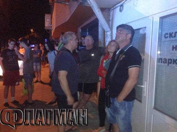Среднощен ад в Бургас! Евакуираха блок, в който живеят все известни лица (СНИМКИ)