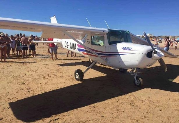 Драма на плажа в Португалия! Самолет кацна аварийно на пясъка, има загинали (СНИМКИ/ВИДЕО)