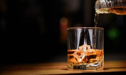 Мъж плати почти 9 хил. евро за чаша уиски